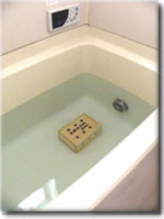 玉川の鉱石を木箱に入れて浴槽に入れて使います。